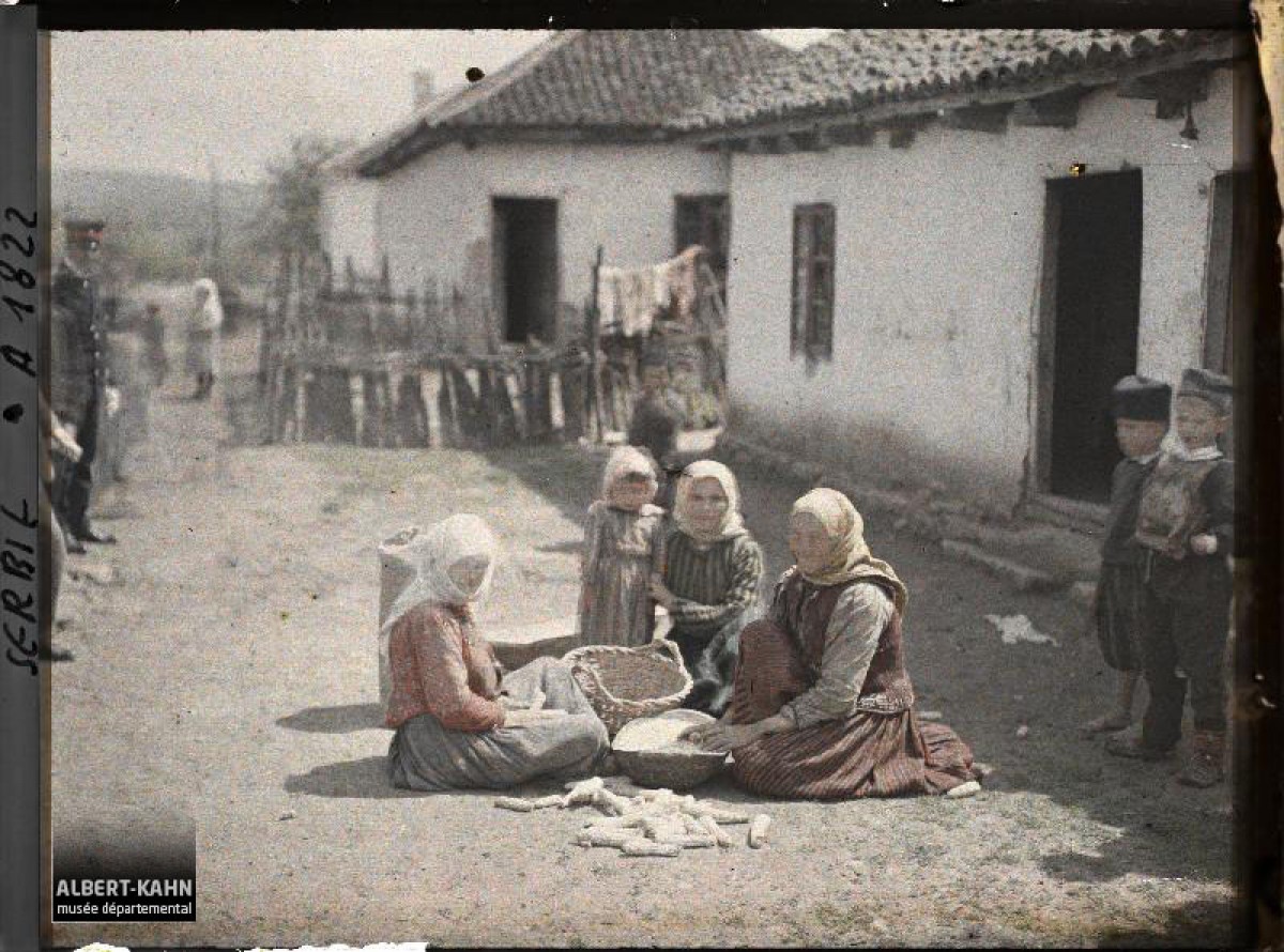 Bivolje, okolina Kruševca : žene koje čiste kukuruz. 29. april 1913.