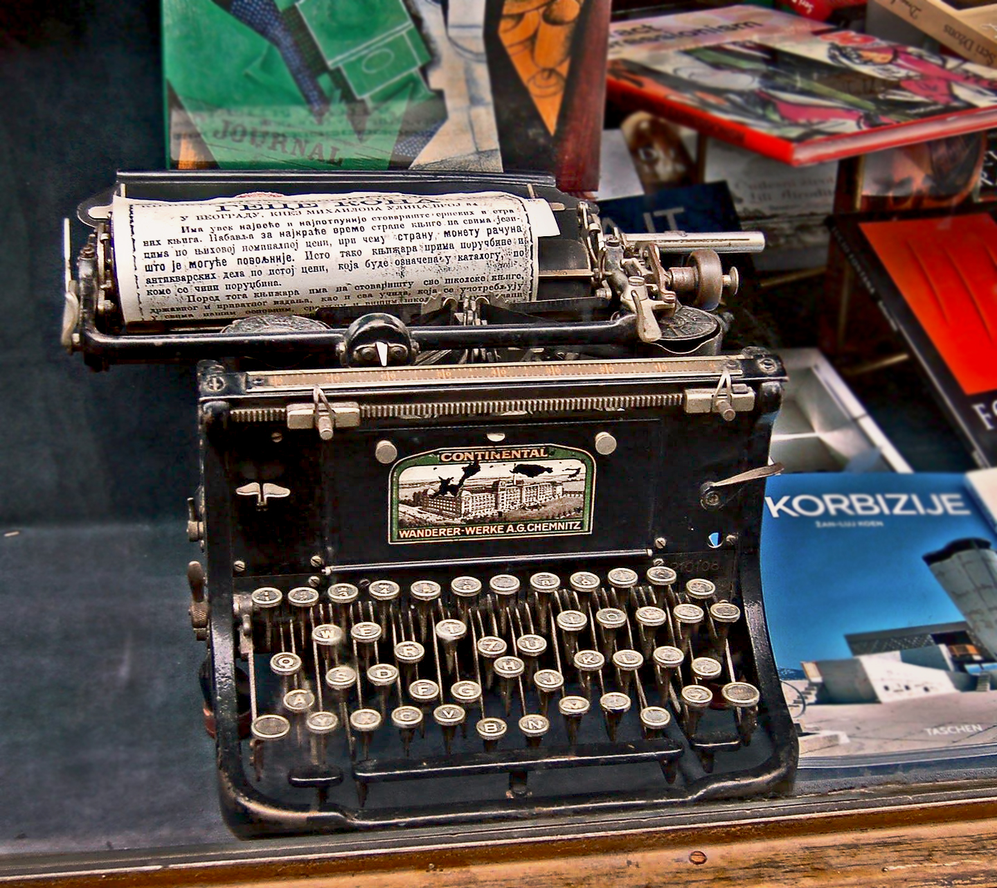 Continental pisaća mašina u izlogu knjižare Geca Kon (Prosveta) u Knez Mihailovoj ulici