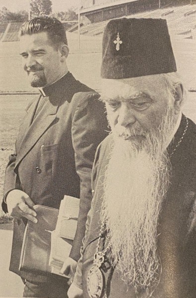 Episkop Dr. Nikolaj Velimirović i sveštenik D. Popović (fotografija objavljena 1955)