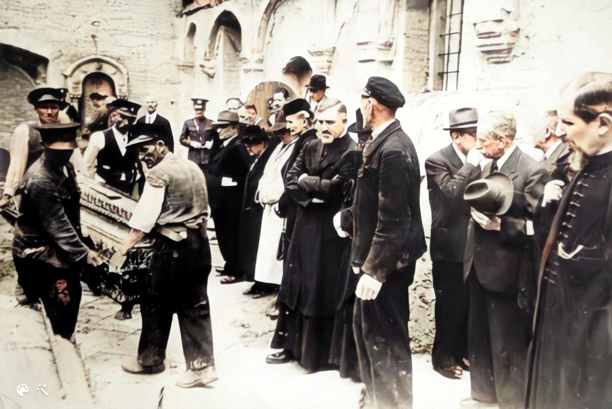 Beograd 1942. Prenos posmrtnih ostataka kralja Aleksandra Obrenovića i kraljice Drage iz srušene stare crkve Svetog Marka (restaurirana i obojena)