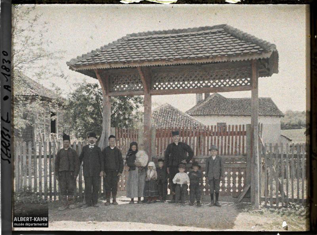 Ispred kapije u selu između Stalaća i Kruševca 1913. godine.