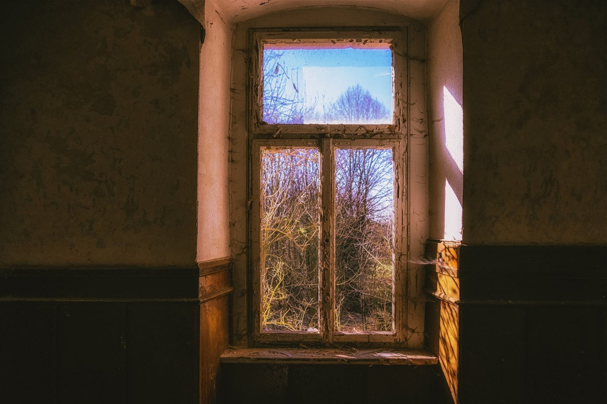 Stari prozor na napuštenoj kući