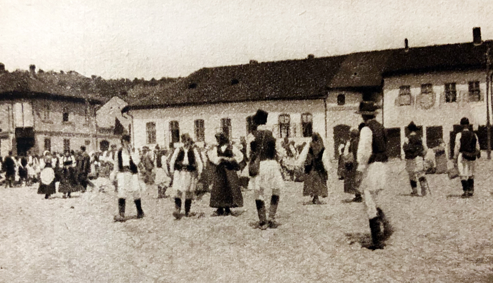 Glavni trg u Užicu tokom praznika oko 1920.